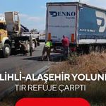 Salihli-Alaşehir yolunda tır refüje çarptı