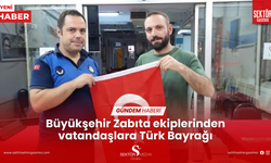 Büyükşehir Zabıta ekiplerinden vatandaşlara Türk Bayrağı