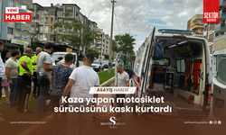 Kaza yapan motosiklet sürücüsünü kaskı kurtardı