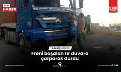 Freni boşalan tır duvara çarparak durdu