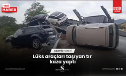 Lüks araçları taşıyan tır kaza yaptı