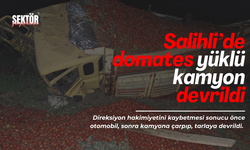 Salihli’de domates yüklü kamyon devrildi