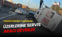 Trafikte dehşet yaşadılar: üzerlerine servis aracı devrildi