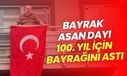 Bayrak asan dayı 100. Yıl için bayrağını astı