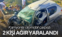 İzmir'de kamyonla çarpışan otomobil hurdaya döndü: 2 ağır yaralı