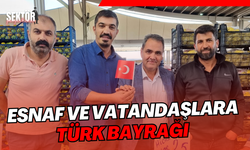 Salihli Manavlar ve Pazarcılar'dan esnafa ay yıldızlı bayrak