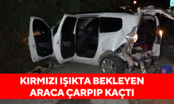 Kırmızı ışıkta bekleyen araca çarpıp kaçtı