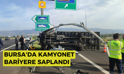 Bursa'da kamyonet bariyere saplandı