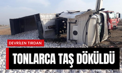 Devrilen tırdan yola tonlarca taş döküldü