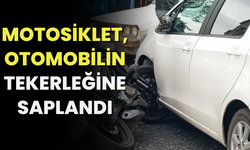 Motosiklet, otomobilin tekerleğine saplandı