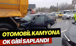 Otomobil kamyona ok gibi saplandı