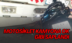 Motosiklet kamyona ok gibi saplandı