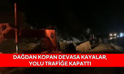 Dağdan kopan devasa kayalar, yolu trafiğe kapattı