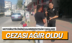 Motosikletin önünü kaldırırken polise yakalandı, cezası ağır oldu