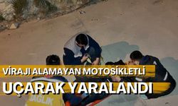 Virajı alamayan motosikletli dereye uçarak yaralandı