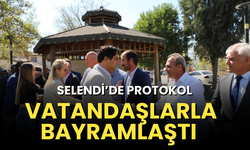 Selendi’de protokol vatandaşlarla bayramlaştı