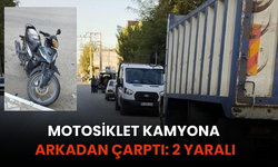 Salihli’de motosiklet park halindeki kamyona çarptı: 12 yaşındaki 2 çocuk yaralandı