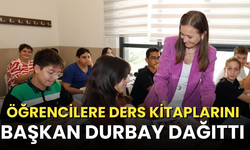 Öğrencilere ders kitaplarını Başkan Durbay dağıttı