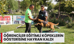 Minik öğrenciler eğitimli köpeklerin gösterisine hayran kaldı