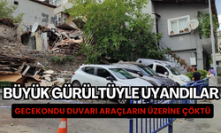 Gecekondu duvarı araçların üzerine çöktü