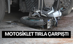 Motosiklet tırla çarpıştı: 2 yaralı