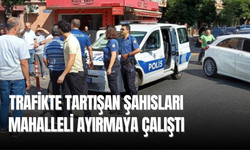 Trafikte tartışan şahısları mahalleli ayırmaya çalıştı