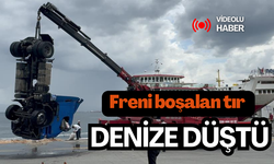 Freni boşalan tır denize düştü