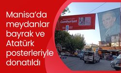 Manisa’da meydanlar bayrak ve Atatürk posterleriyle donatıldı