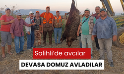 Salihli’de dev domuz avı: Tam 300 kiloluk domuz, avcıları şaşkına çevirdi