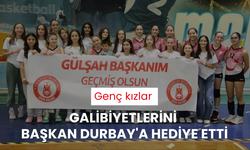 Genç kızlar galibiyetlerini Başkan Durbay'a hediye etti