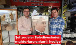 Şehzadeler Belediyesinden muhtarlara anlamlı hediye