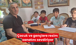 Çocuk ve gençlere resim sanatını sevdiriyor