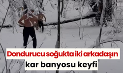 Dondurucu soğukta iki arkadaşın kar banyosu keyfi