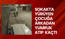 Bir saldırgan sokakta yürüyen çocuğa arkadan yumruk atıp böyle kaçtı