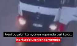 Freni boşalan kamyonun kapısında asılı kaldı... Korku dolu anlar kamerada