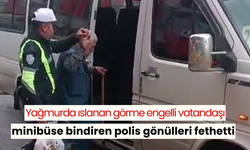 Yağmurda ıslanan görme engelli vatandaşı minibüse bindiren polis gönülleri fethetti