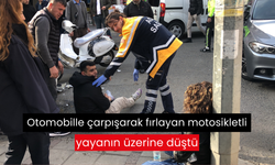 Otomobille çarpışarak fırlayan motosikletli yayanın üzerine düştü: 2 yaralı