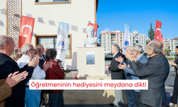 Öğretmeninin hediyesini meydana dikti