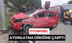 Otomobil aydınlatma direğine çarptı: 1'i ağır 3 yaralı