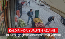 Kaldırımda yürüyen adamın kalp krizi geçirme anı kameraya yansıdı