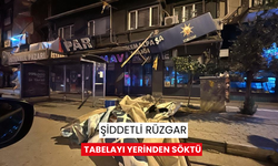 Şiddetli rüzgar tabelayı yerinden söktü