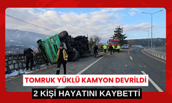 Tomruk yüklü kamyon devrildi: 2 ölü