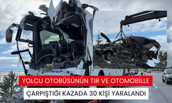 Yolcu otobüsünün tır ve otomobille çarpıştığı kazada 30 kişi yaralandı