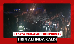 Kazaya müdahale eden polisler tırın altında kaldı