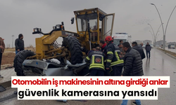 Otomobilin iş makinesinin altına girdiği anlar güvenlik kamerasına yansıdı