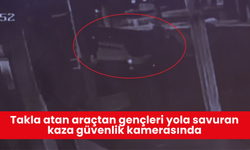 Takla atan araçtan gençleri yola savuran kaza güvenlik kamerasında