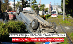 Kazaya karışan otomobil tramvay yoluna devrildi, facianın eşiğinden dönüldü