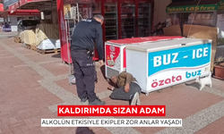 Alkolün etkisiyle kaldırımda sızan adamı ekipler zorla kaldırdı! O anlar cep telefonu kamerasına böyle yansıdı