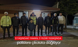 9 yaşındaki Yaman, 3 yıldır yılbaşında polislere çikolata dağıtıyor