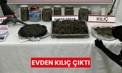 Uyuşturucu operasyonu düzenlenen evden kılıç çıktı